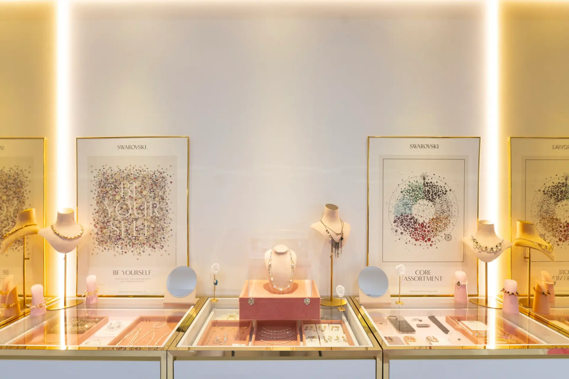 Studio jewelry display